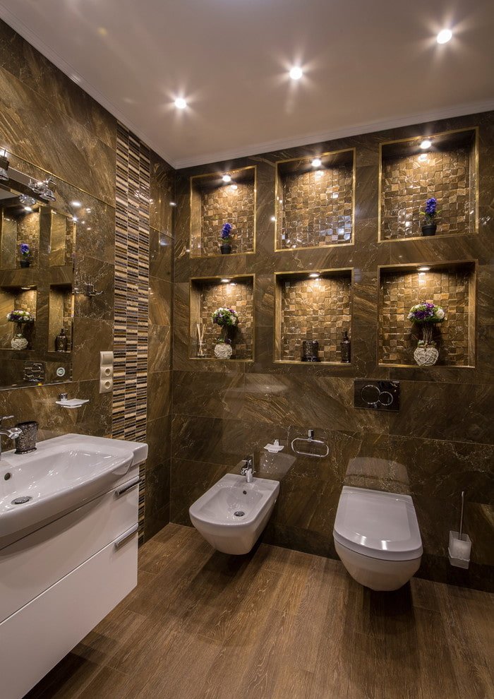 Decke mit Strahlern im Badezimmer