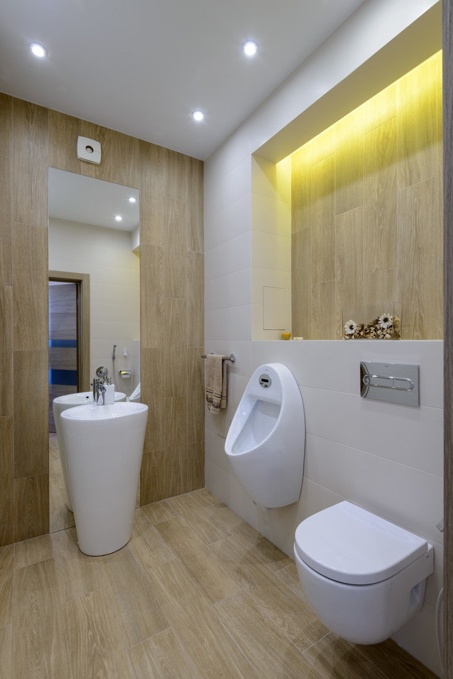 Decke mit Strahlern im Badezimmer