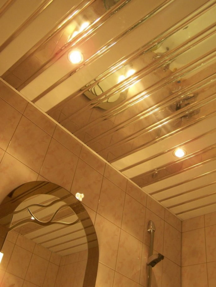 Lamellen-Hängekonstruktion im Badezimmer