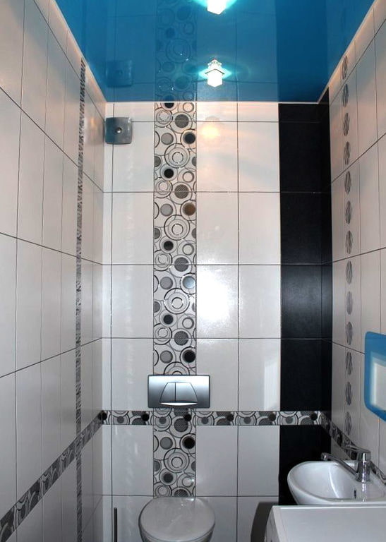 Decke mit glänzender Textur im Badezimmer