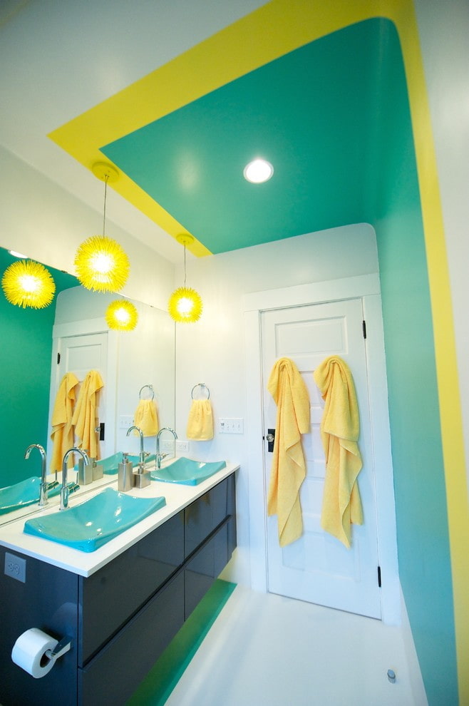 farbige Decke im Badezimmer