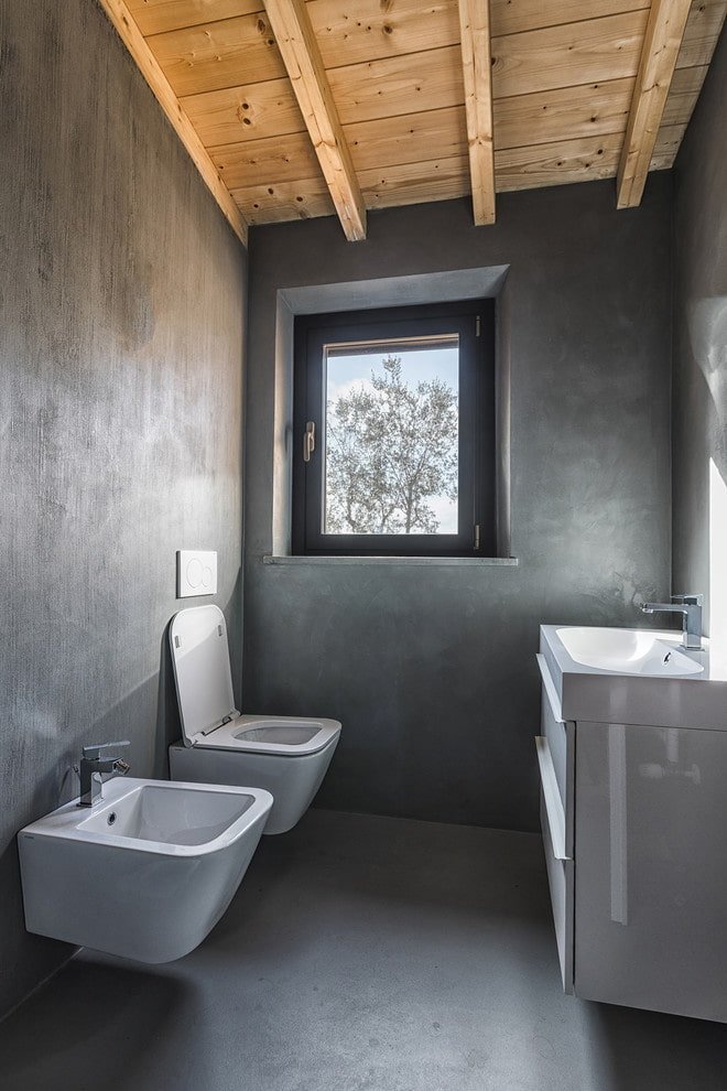 Holzdecke in einer Toilette im Loftstil
