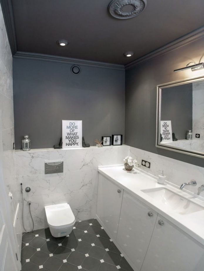 Gestrichene Decke im Badezimmer