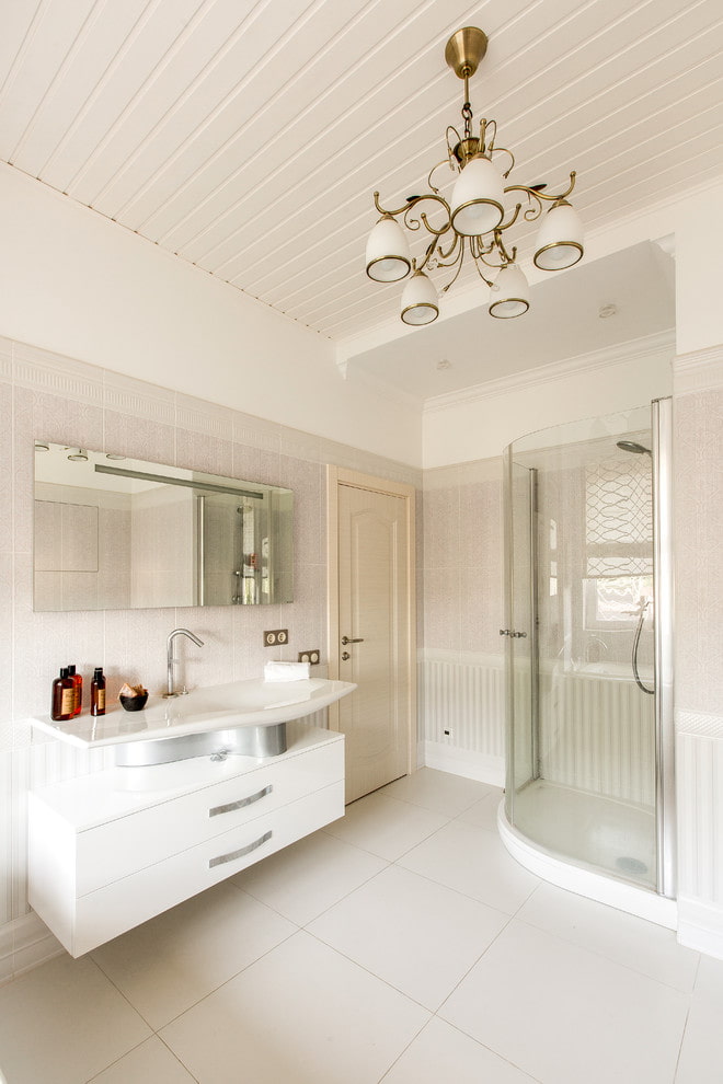 Kunststoff-Deckenpaneele im Badezimmer