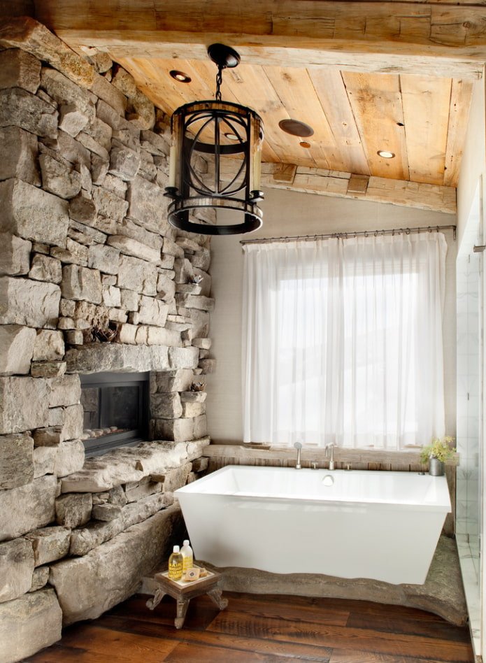 Holzdecke im Badezimmer