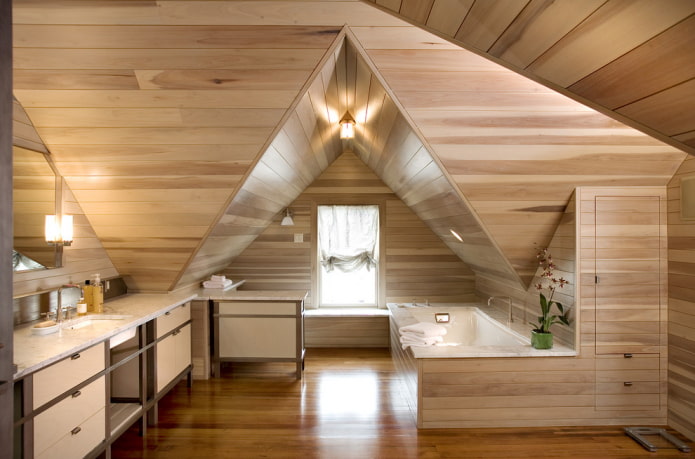 Holzdecke im Badezimmer