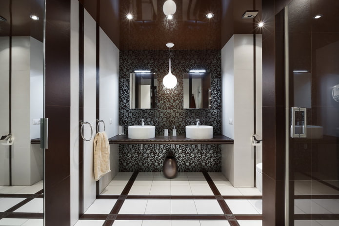braune Decke im Badezimmer