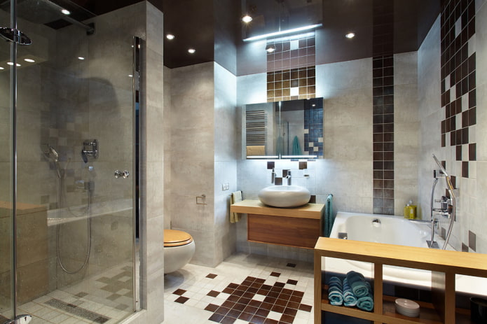 glänzende Deckenfläche im Badezimmer