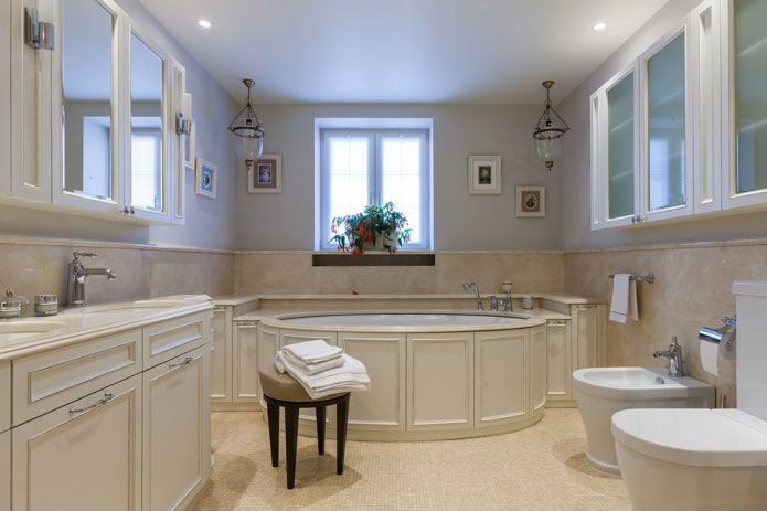 Satin-Deckenoberfläche im Badezimmer