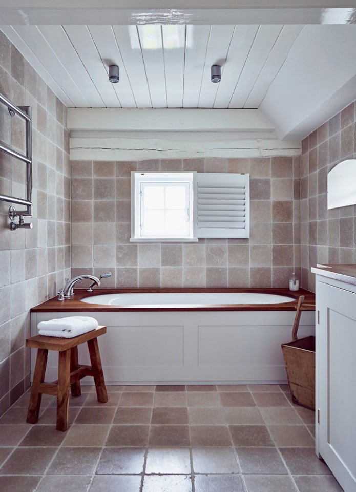 Kunststoff-Deckenpaneele im Badezimmer