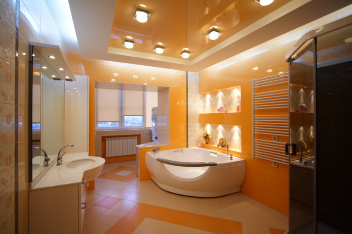 Orange Decke im Badezimmer