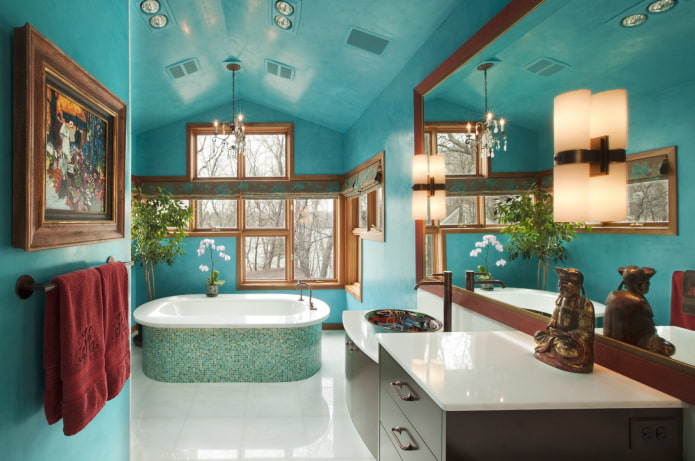 türkisfarbene Decke im Badezimmerinterieur