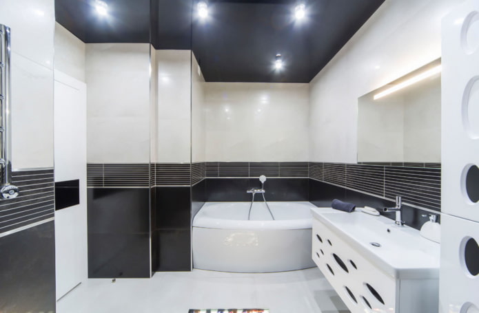 schwarze Decke im Badezimmer