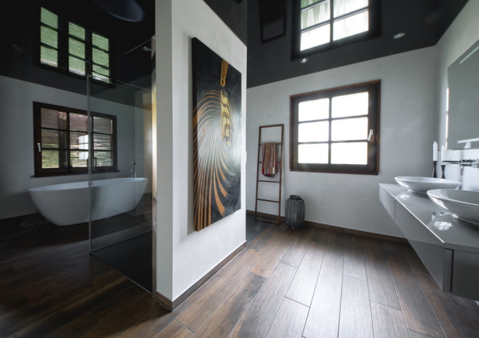 schwarze Decke im Badezimmer