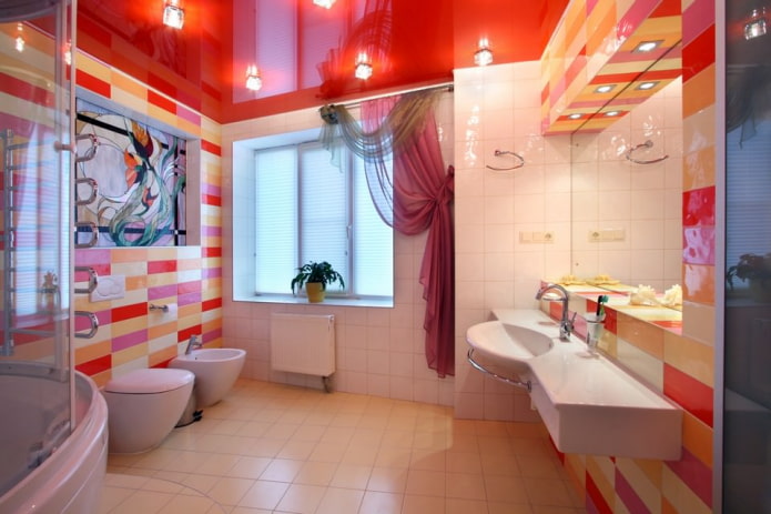 Rote Decke im Badezimmer