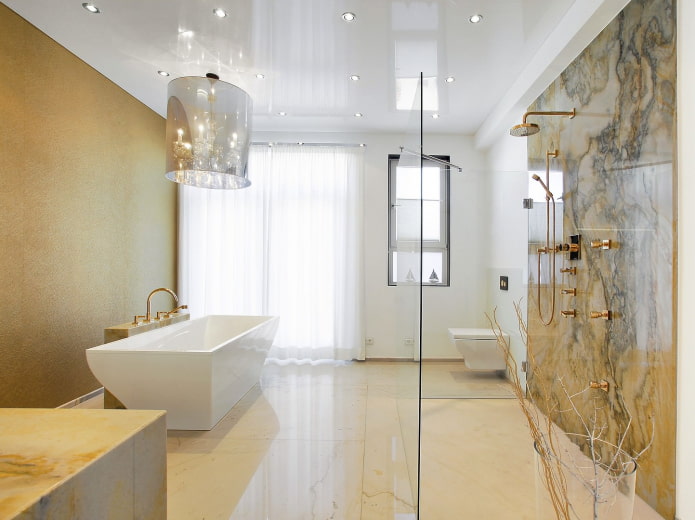 glänzende Deckenfläche im Badezimmer