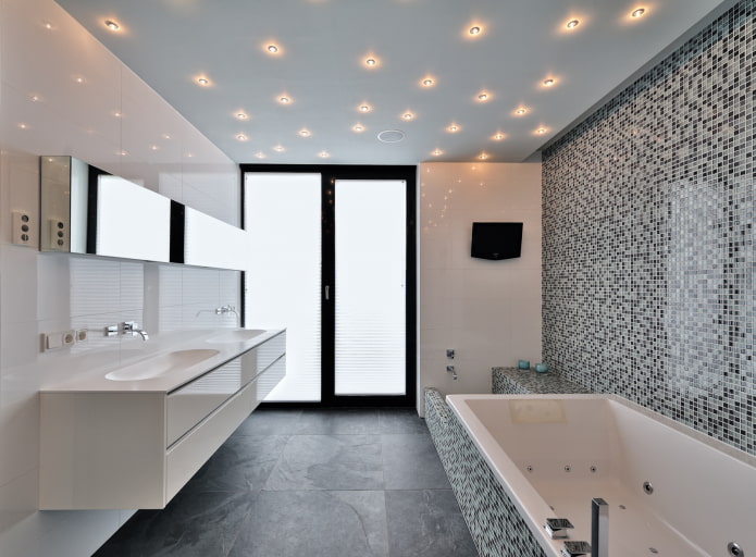 graue Decke im Badezimmer