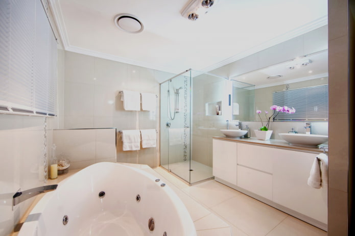 matte Deckenoberfläche im Badezimmer