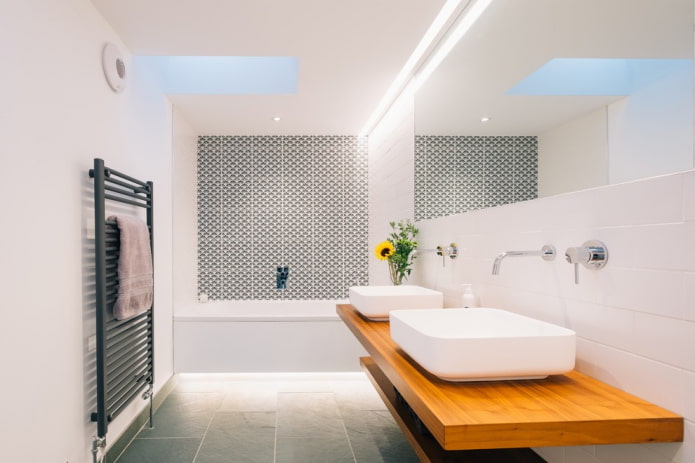weiße Decke im Badezimmer