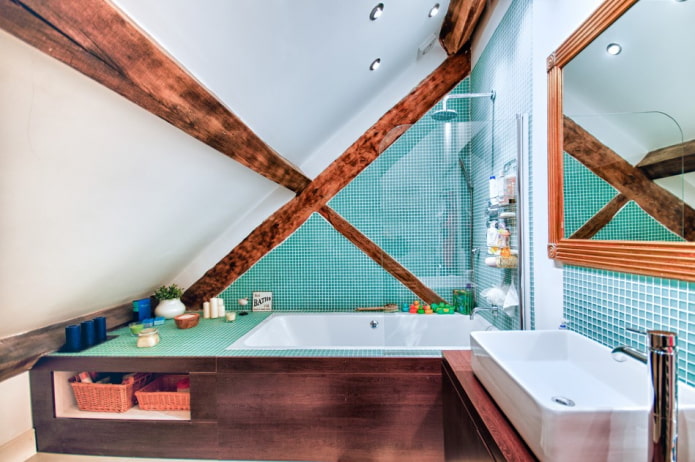 Decke mit Balken im Badezimmer