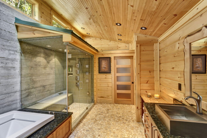Deckengestaltung im Badezimmerinnenraum eines Holzhauses