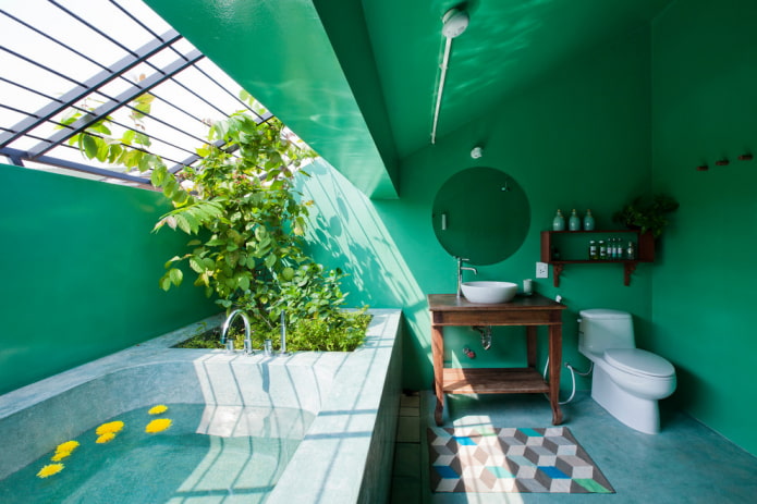 Grüne Decke im Badezimmer