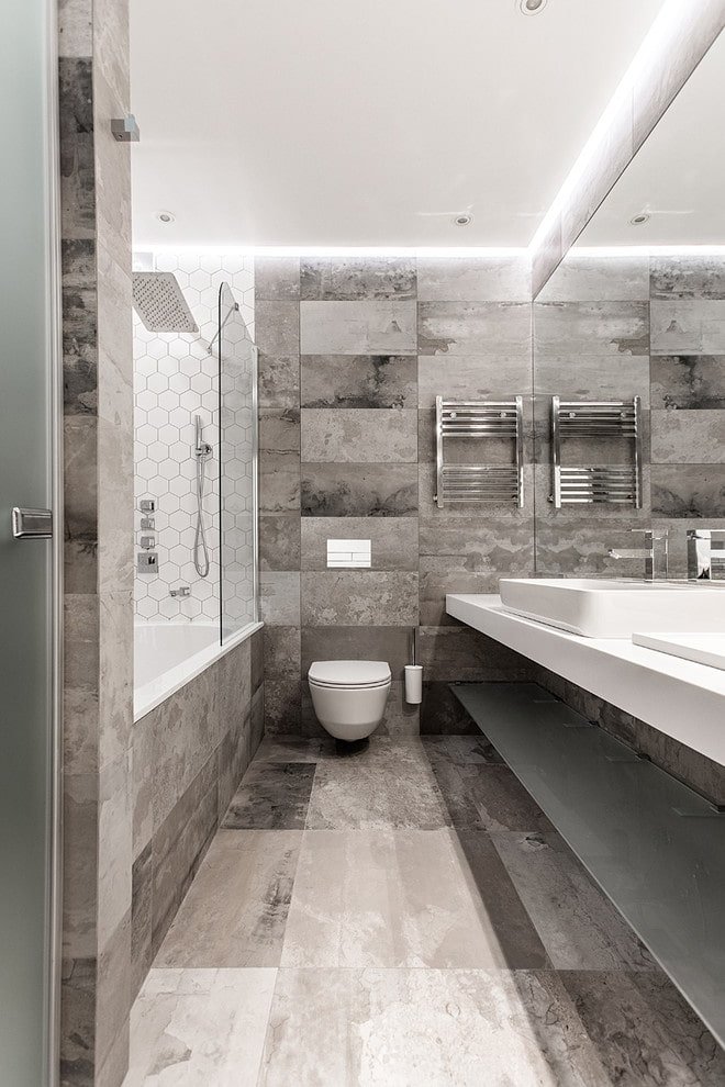 Deckengestaltung im Badezimmer kombiniert mit der Toilette