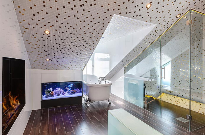 Decke mit Mosaik im Badezimmer