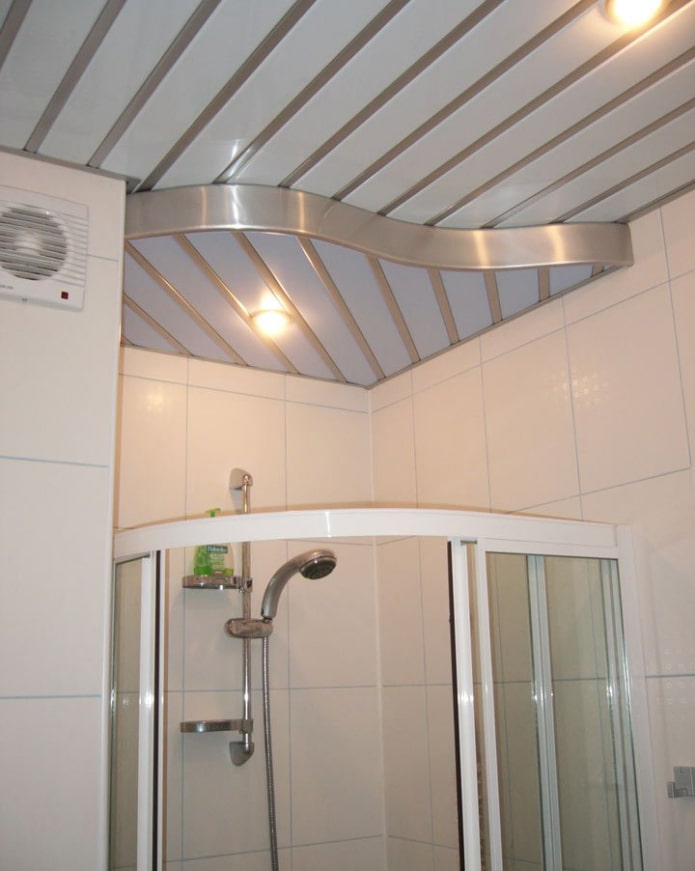 Aluminium-Deckenpaneele im Badezimmer