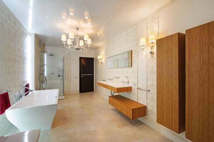 glänzende Deckenfläche im Badezimmer