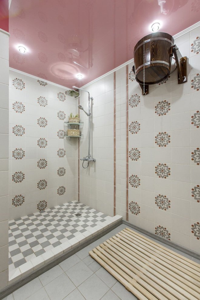 Einstöckige Decke im Badezimmer