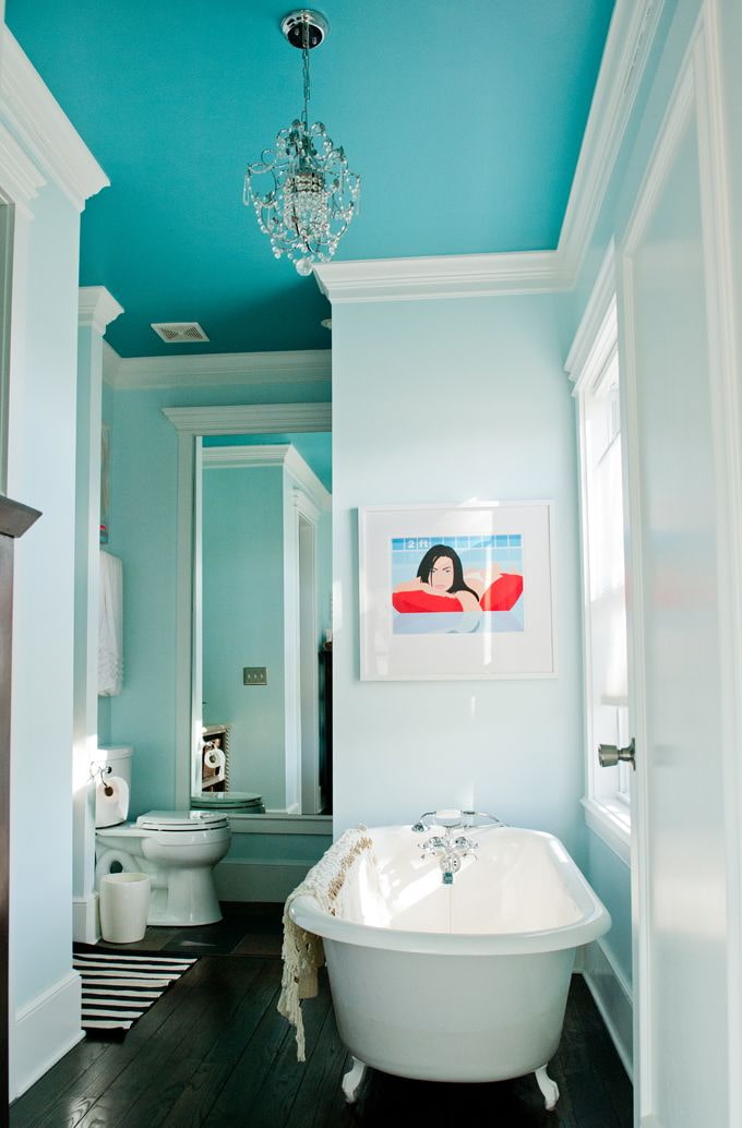 Gestrichene Decke im Badezimmer