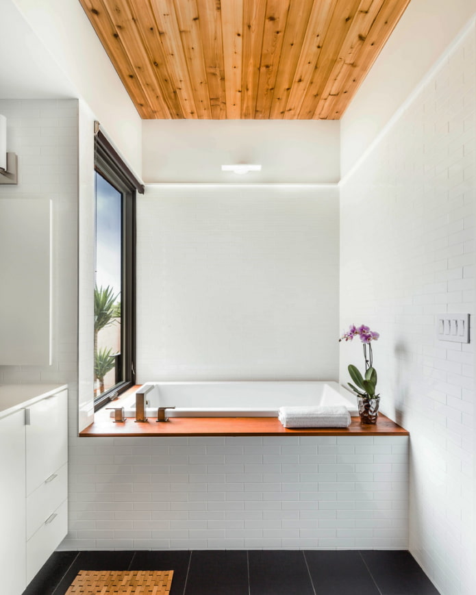 Holzdecke im Badezimmer