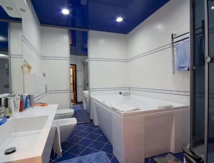 blaue Decke im Badezimmer