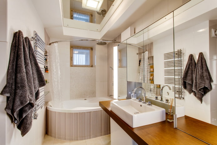 Spiegeldecke im Badezimmer