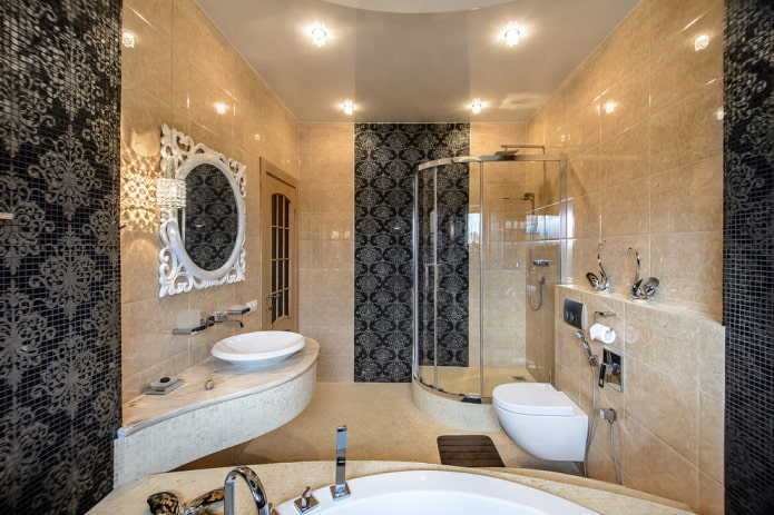Decke mit Spotbeleuchtung im Badezimmer