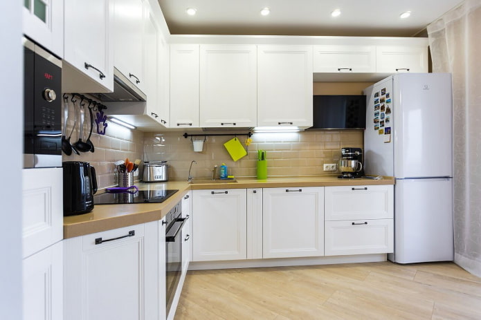 Küche mit weißem Kühlschrank