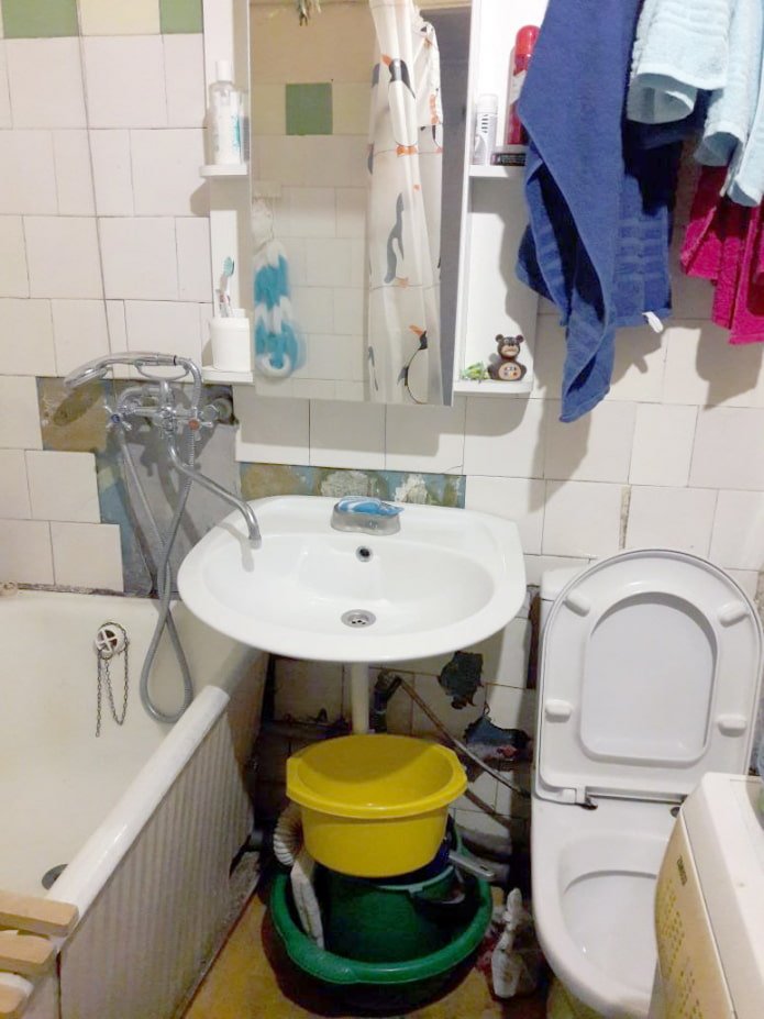 Badezimmer vor der Renovierung