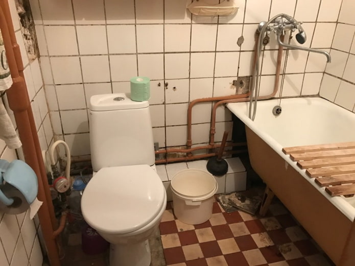 Badezimmer vor der Renovierung