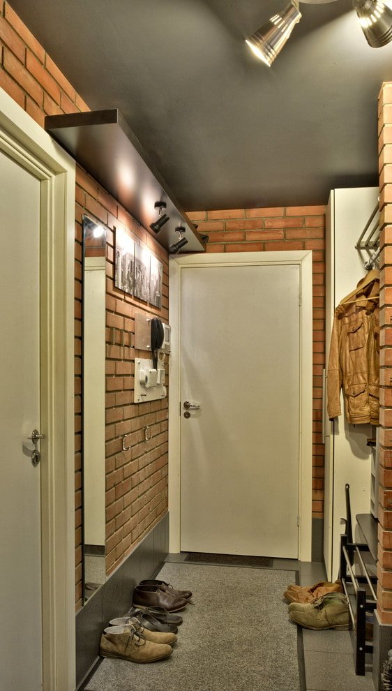 Flur in einer Chruschtschow-Wohnung im Loft-Stil