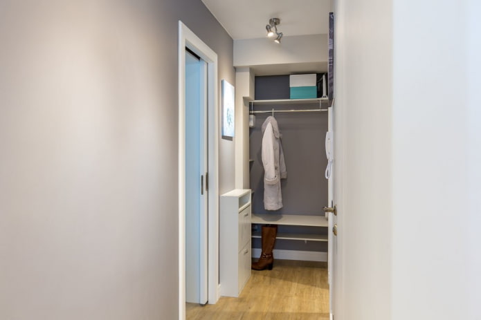 offener Schrank im Flur