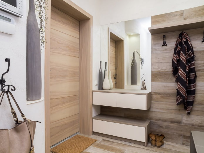 Wanddekoration mit Laminat im Flur