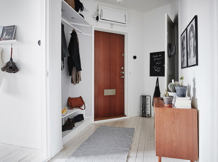 Weißes Flurinterieur im skandinavischen Stil