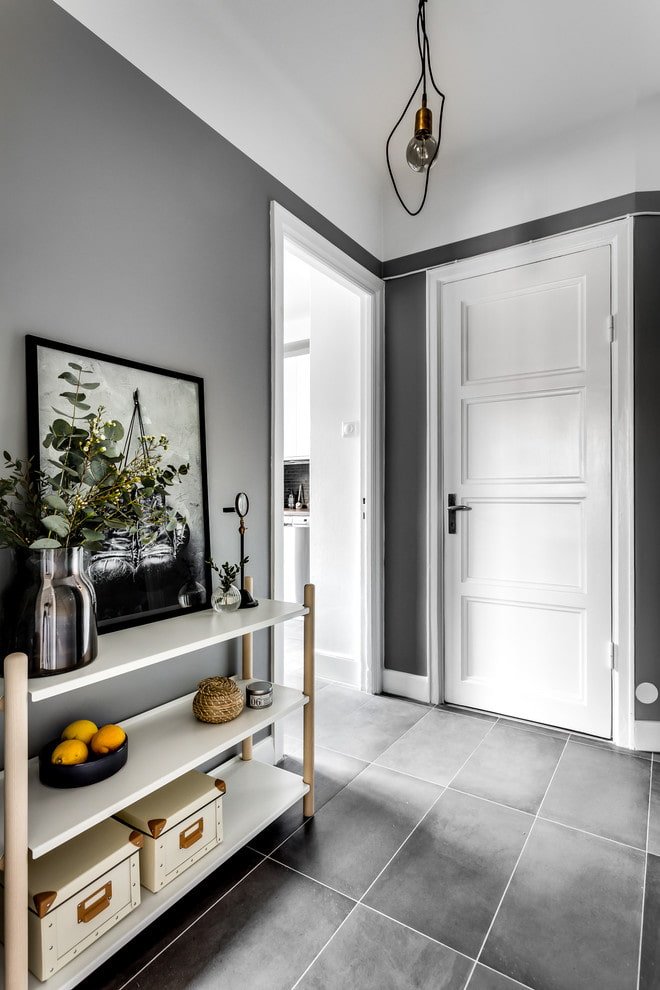Design eines grauen Flurs im skandinavischen Stil