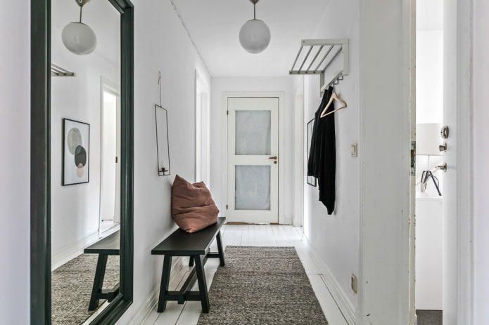 Design eines schmalen skandinavischen Flurs