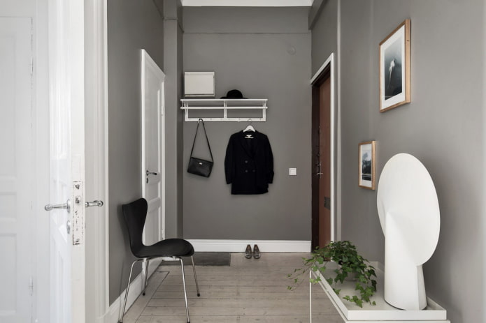 Design eines grauen Flurs im skandinavischen Stil