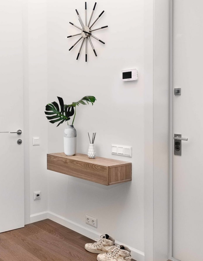 Dekor im Inneren des Flurs im Hightech-Stil