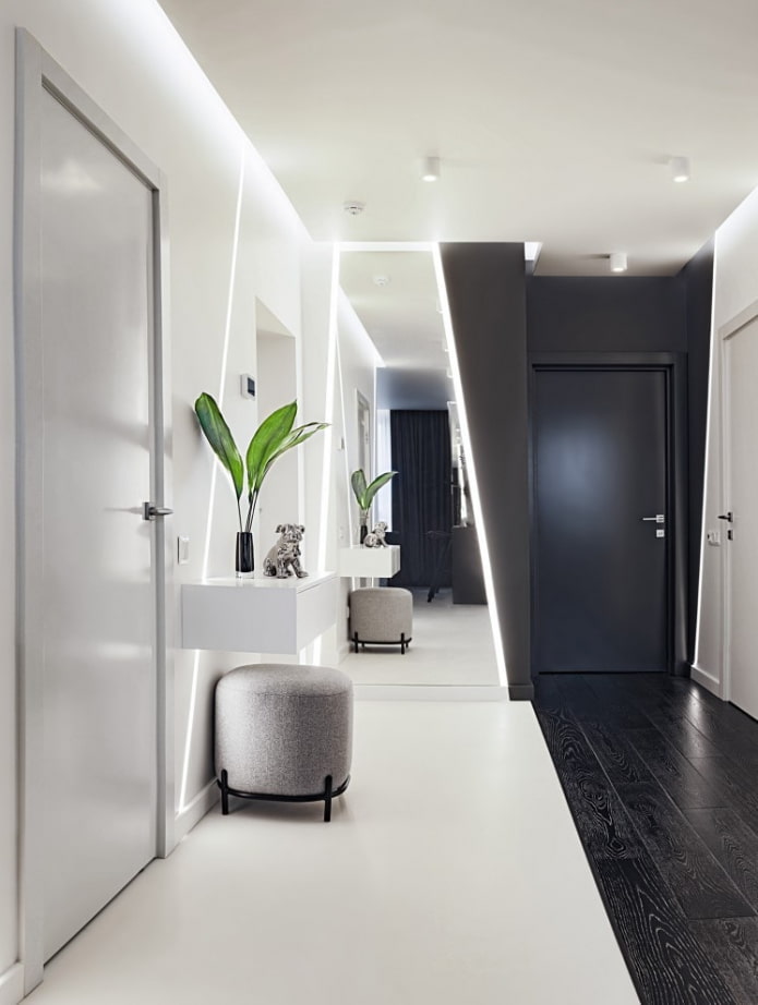 Dekor im Inneren des Flurs im Hightech-Stil