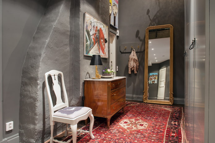 Dekorative Gestaltung eines Flurs im Loft-Stil