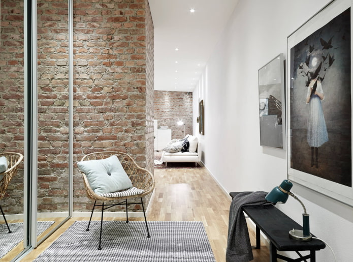 dekorative Gestaltung des Flurs im Loft-Stil